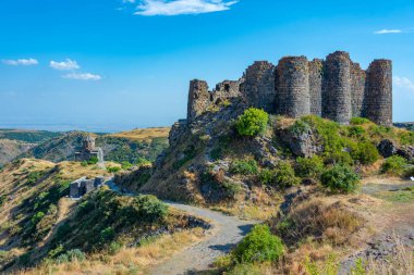 Ermenistan 'daki Amberd kalesinde yaz günü