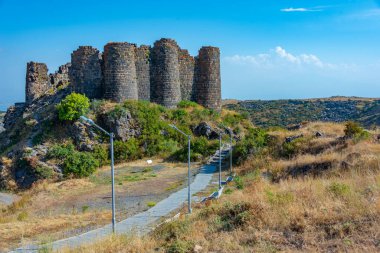 Ermenistan 'daki Amberd kalesinde yaz günü