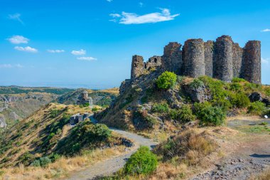 Ermenistan 'daki Amberd kalesinde yaz günü
