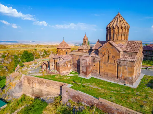 Ermenistan 'daki Harichavank Manastırı' nda yaz günü