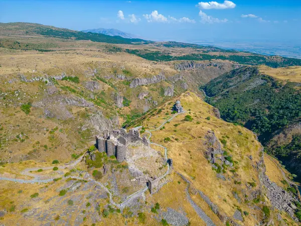 Ermenistan 'daki Amberd kalesinde yaz günü