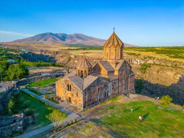 Ermenistan 'daki Hovhannavank Manastırı' nda yaz günü