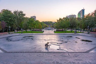 Erivan, Ermenistan 'daki Vardanya Parkı' ndaki fıskiyelerin gün doğumu manzarası