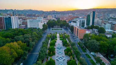 Erivan, Ermenistan 'daki Vardanya Parkı' ndaki fıskiyelerin gün doğumu manzarası