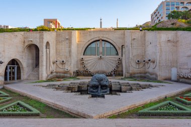 Ermenistan 'da güneşli bir günde Erivan çağlayanı ve ziyaretçi heykeli