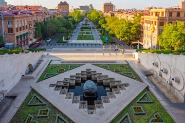 Ermenistan 'da güneşli bir günde Erivan çağlayanı ve ziyaretçi heykeli
