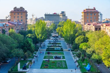 Erivan, Ermenistan 'daki Alexander Tamanyan parkında yaz günü