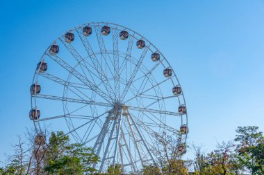 Erivan, Ermenistan 'daki Zafer Parkı' ndaki lunaparkta dönme dolap.