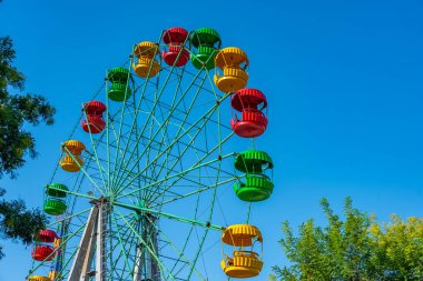 Erivan, Ermenistan 'daki Zafer Parkı' ndaki lunaparkta dönme dolap.