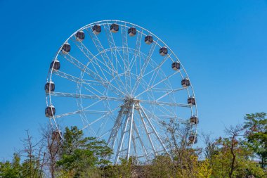 Erivan, Ermenistan 'daki Zafer Parkı' ndaki lunaparkta dönme dolap.