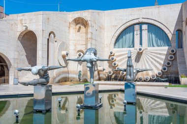 Erivan çağlayanı ve dalgıçların heykeli Ermenistan 'da güneşli bir günde