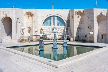 Erivan çağlayanı ve dalgıçların heykeli Ermenistan 'da güneşli bir günde