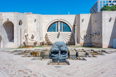 Ermenistan 'da güneşli bir günde Erivan çağlayanı ve ziyaretçi heykeli