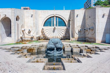Ermenistan 'da güneşli bir günde Erivan çağlayanı ve ziyaretçi heykeli