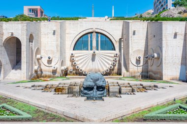 Ermenistan 'da güneşli bir günde Erivan çağlayanı ve ziyaretçi heykeli