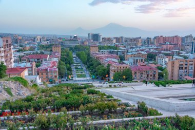 Ermenistan 'daki Şelale merdiveninden Erivan' ın gün batımı manzarası