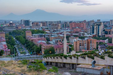 Ermenistan 'daki Şelale merdiveninden Erivan' ın gün batımı manzarası