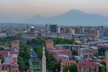 Ermenistan 'daki Şelale merdiveninden Erivan' ın gün batımı manzarası