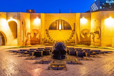 Ermenistan 'da sabah saatlerinde Erivan Şelalesi ve ziyaretçi heykeli