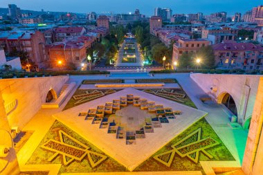 Ermenistan 'daki Şelale merdiveninden Erivan' ın gün batımı manzarası