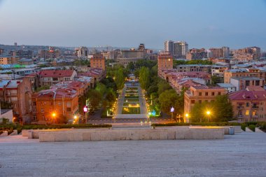 Ermenistan 'daki Şelale merdiveninden Erivan' ın gün batımı manzarası