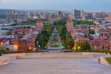 Ermenistan 'daki Şelale merdiveninden Erivan' ın gün batımı manzarası