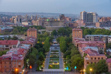 Ermenistan 'daki Şelale merdiveninden Erivan' ın gün batımı manzarası