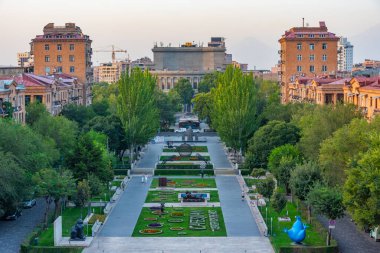Ermenistan 'daki Şelale merdiveninden Erivan' ın gün batımı manzarası