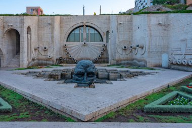 Ermenistan 'da sabah saatlerinde Erivan Şelalesi ve ziyaretçi heykeli