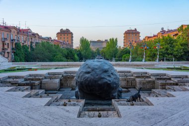 Ermenistan 'da sabah saatlerinde Erivan Şelalesi ve ziyaretçi heykeli