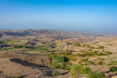 Güneşli bir günde Ermenistan 'ın dağlık arazisi