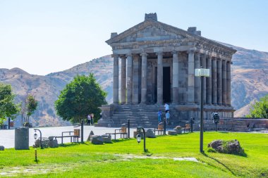 Ermenistan 'daki Garni Tapınağı' nda yaz günü