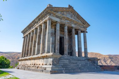 Ermenistan 'daki Garni Tapınağı' nda yaz günü