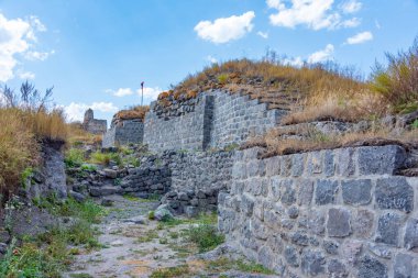 Ermenistan 'daki Lori kalesinde yaz günü