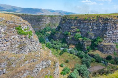Ermenistan 'daki Dzoraget nehir vadisinin dağlık manzarası