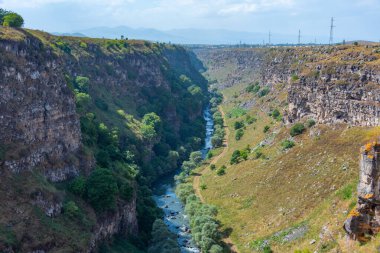 Ermenistan 'daki Dzoraget nehir vadisinin dağlık manzarası