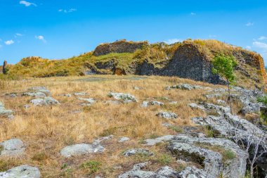 Ermenistan 'daki Lori kalesinde yaz günü