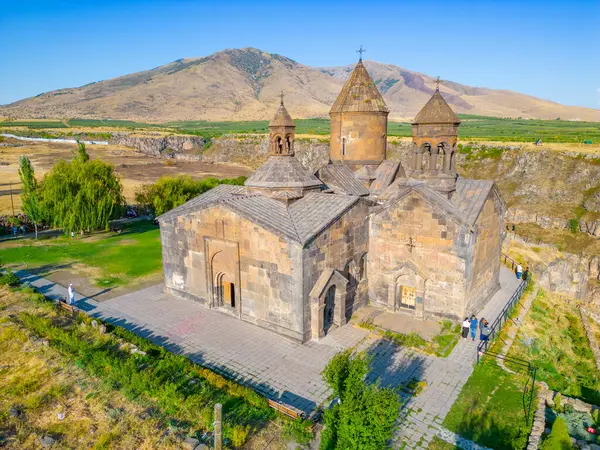 Ermenistan 'daki Saghmosavank manastırında yaz günü