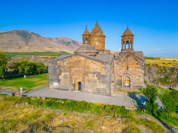 Ermenistan 'daki Saghmosavank manastırında yaz günü