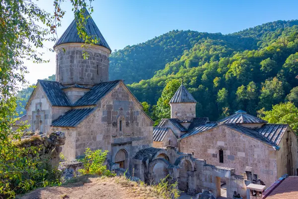 Ermenistan 'daki Haghartsin Manastırı' nda güneşli bir gün.