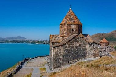 Ermenistan 'daki Sevanavank Kilisesi' nde güneşli bir gün