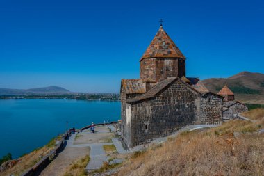 Ermenistan 'daki Sevanavank Kilisesi' nde güneşli bir gün