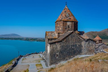 Ermenistan 'daki Sevanavank Kilisesi' nde güneşli bir gün