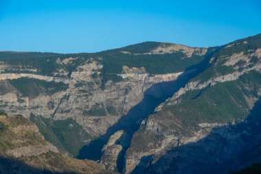 Ermenistan 'ın Tatev köyüne giden Vorotan nehir vadisinin gün batımı manzarası