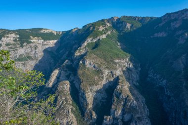 Ermenistan 'ın Tatev köyüne giden Vorotan nehir vadisinin gün batımı manzarası