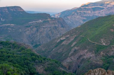 Ermenistan 'ın Tatev köyüne giden Vorotan nehir vadisinin gün batımı manzarası