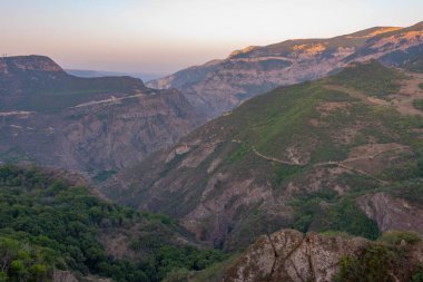 Ermenistan 'ın Tatev köyüne giden Vorotan nehir vadisinin gün batımı manzarası