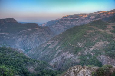 Ermenistan 'ın Tatev köyüne giden Vorotan nehir vadisinin gün batımı manzarası