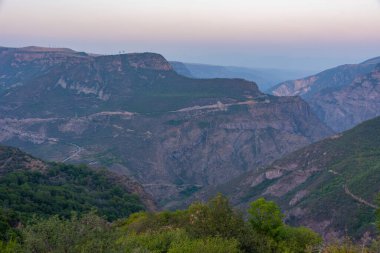 Ermenistan 'ın Tatev köyüne giden Vorotan nehir vadisinin gün batımı manzarası