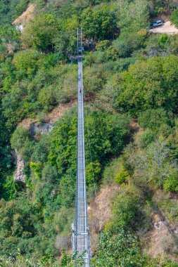 Eski Khndzoresk 'e giden asma köprü Ermenistan' daki terk edilmiş mağara kasabasına gidiyor.